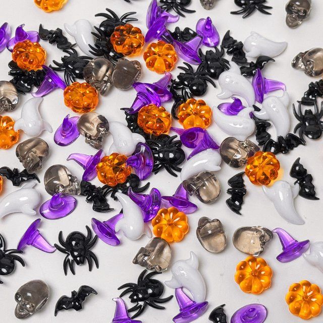 ZQNYCY Halloween Acryl-Ornamente Multicolor Mix mit Kürbis, Schädelkopf und Hexenhut als Tischstreuer für Party und Heimdekoration - Bild 1
