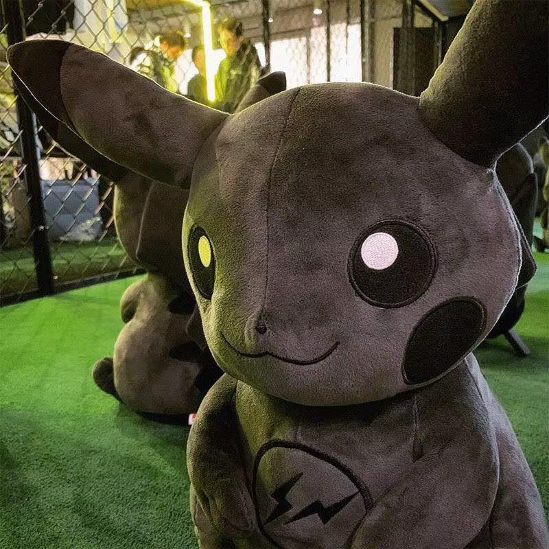 Bandai Pokémon Dark Pikachu Puppe, Schwarz, 30cm - Bild 2