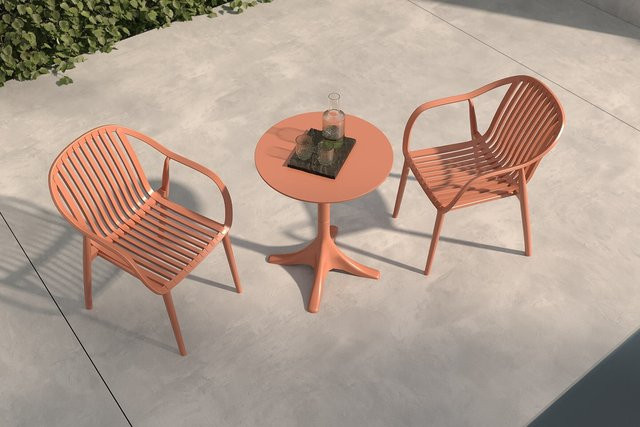 Villana Pico Curve Balkon-Set in Ziegelrot aus Kunststoff mit Tisch und 2 Stapelsesseln, UV- und wetterfest - Bild 1
