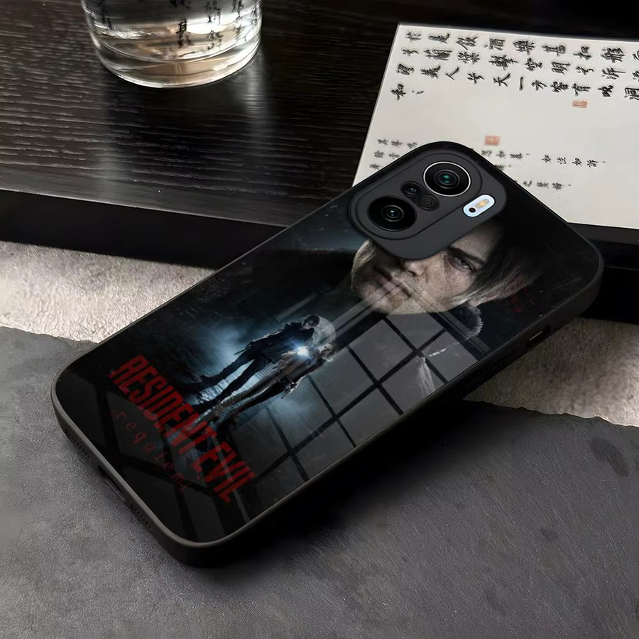 Handyhülle aus gehärtetem Glas mit Resident Evil Requiem Motiv für Xiaomi und POCO Modelle in Schwarz und Multicolour - Bild 2