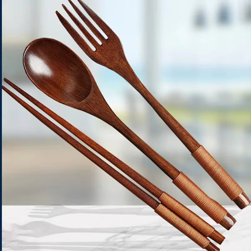 Japanisches Besteckset aus Holz mit Stäbchen, Gabel und Löffel in Braun mit mattem Finish - Bild 2