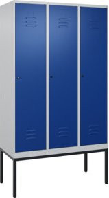 C+P Spind Classic PLUS Garderobenschrank mit 3 Abteilen, Gestell aus Stahl, Zylinderschloss, 4 Garderobenhaken und mittiger Trennwand, H x B x T: 212 x 120 x 50 cm - Bild 1