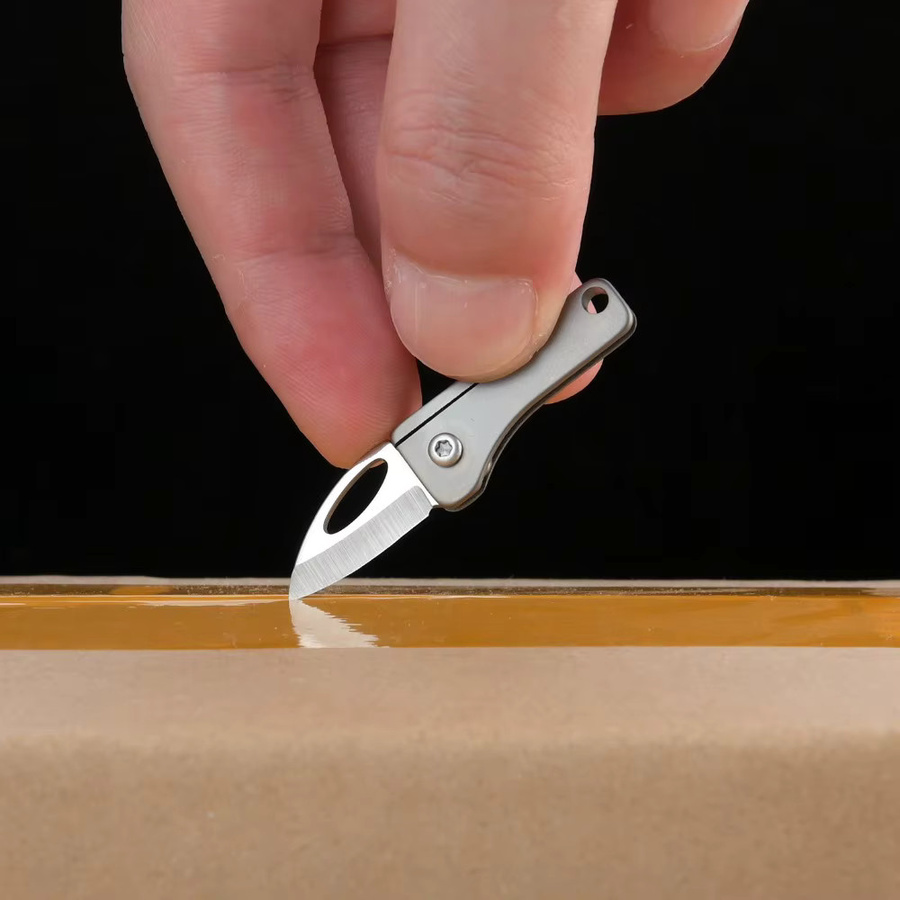 Mini-Klappmesser aus Titan-Legierung in Grau und Silber als tragbarer Schlüsselanhänger - Bild 5