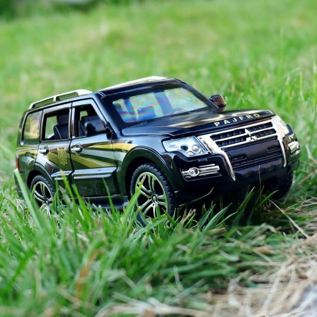 MAKEDA Mitsubishi Pajero Prado SUV Automodell im Maßstab 1:32 mit Sound und Licht in Weiß oder Schwarz - Bild 1