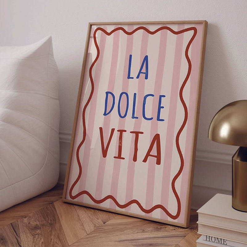 Moderne Leinwand mit La Dolce Vita Typografie in Rosa für deine Wandgestaltung - Bild 1