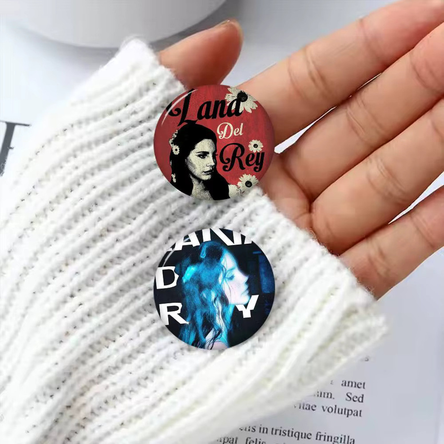 Anstecker Lana Del Rey Cartoon, Metall, Bunt - Bild 4