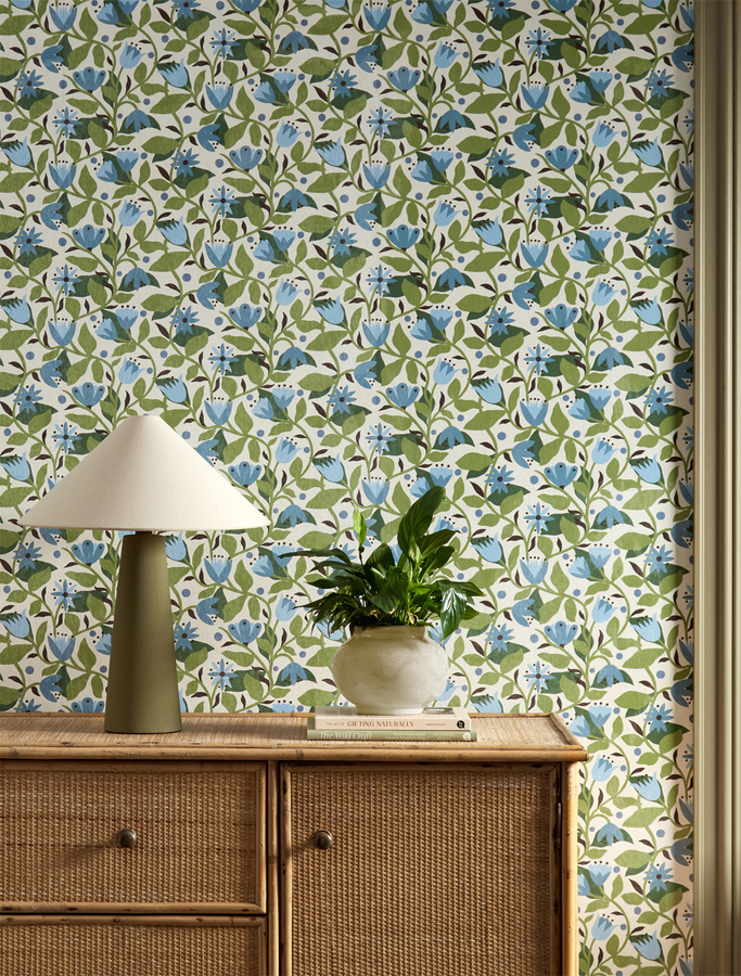 Scion Tapete Dancing Daisies in Cornflower mit floralem Mid-Century Design, Vlies, Mehrfarbig (Grün, Blau) - Bild 1