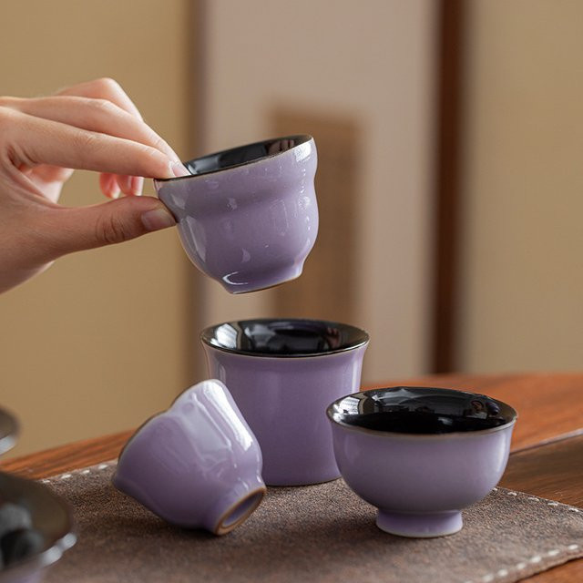 Handgefertigte Keramik Teetasse im antiken Vintage-Stil in Lila für Zen-Teeerlebnisse - Bild 1