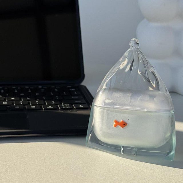 Transparente Flüssig-Silikon Schutzhülle mit Fisch-Design für Apple AirPods Pro 2 und AirPods 4 - Bild 1