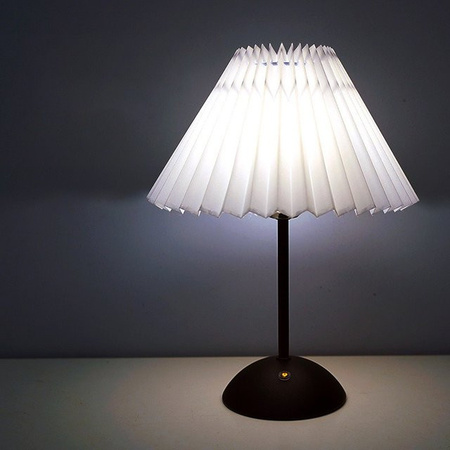 Lyfs LED-Tischlampe im skandinavischen Design mit weißem Plissee-Stoff und USB-Anschluss