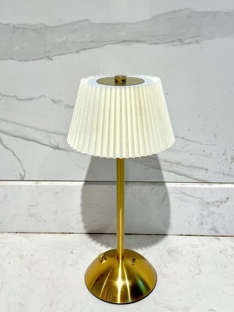 Fantastic House Wiederaufladbare LED-Tischleuchte aus Metall mit Stoffschirm in Beige, Dimmbar und Kabellos mit Touch-Funktion - Bild 1