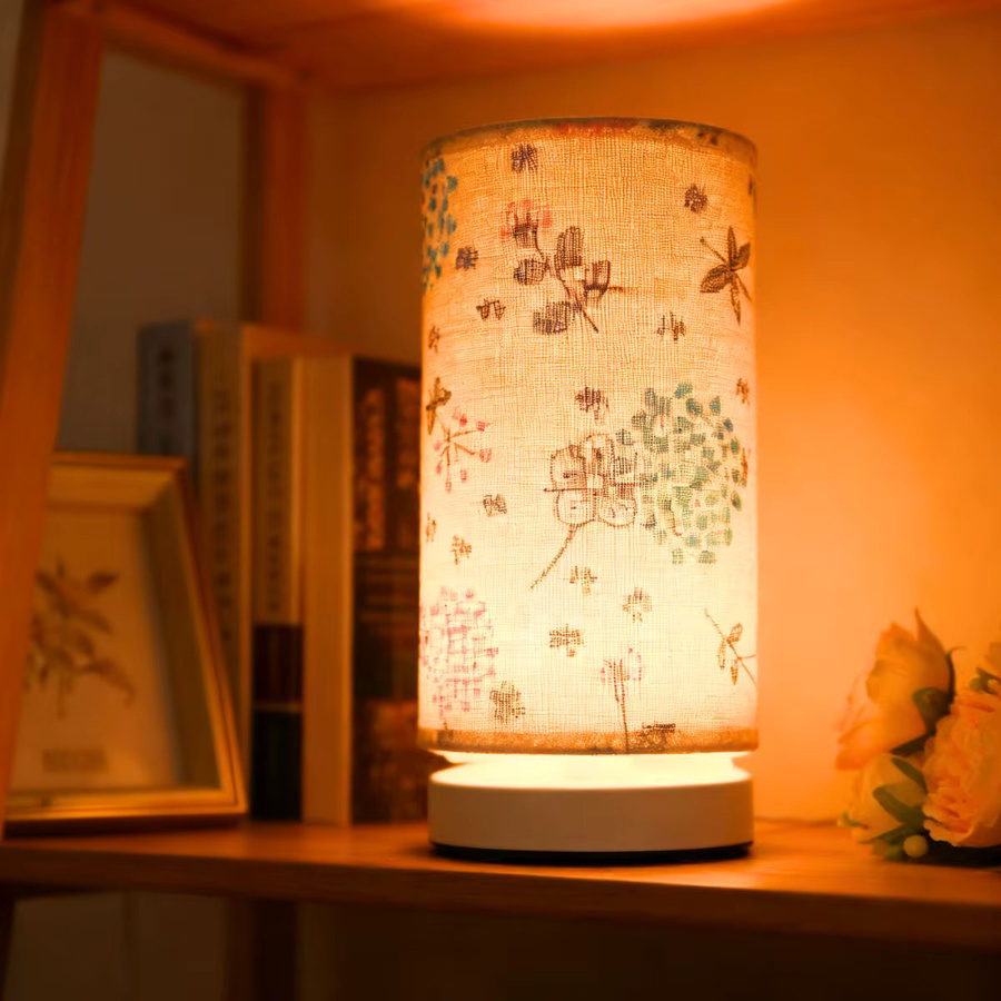 Nordische Retro Tischlampe mit Stofflampenschirm in Weiß und Beige, USB-betrieben für Schlafzimmer, Home Office und Wohnzimmer - Bild 3
