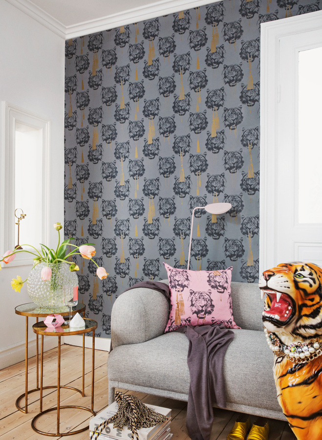 Studio Lisa Bengtsson Tapete Coco Tiger in Grey, Gold und Beige mit Animal Print im Vintage-Stil - Bild 1