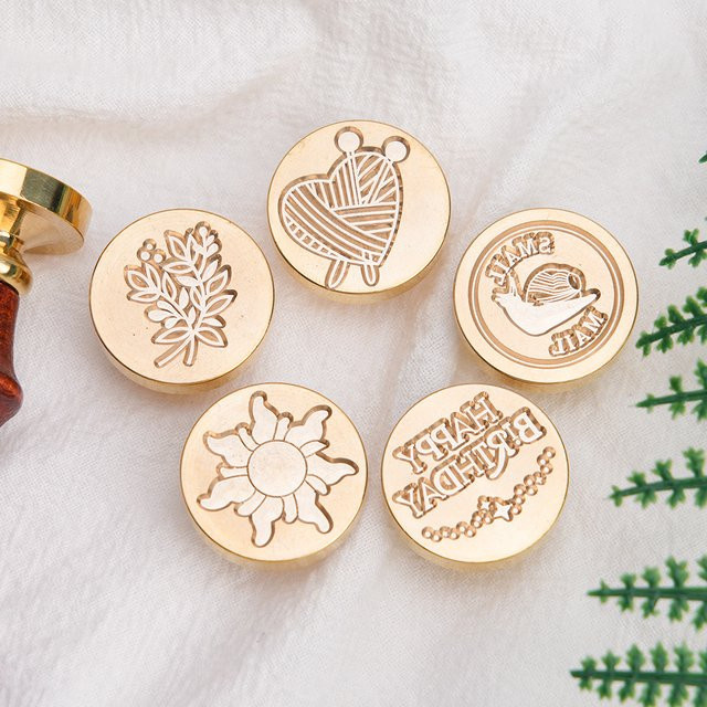 Wachssiegelstempel Set mit austauschbaren Messingstempelköpfen in Gold für Geschenke und Grußkarten mit Motiven Gestricktes Herz, Laub und Schnecke - Bild 1