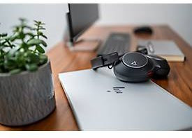 Poly Voyager Surround 80 UC Over-Ear-Headset mit Noise Cancelling und USB-C/A-Adapter in Schwarz - Bild 1