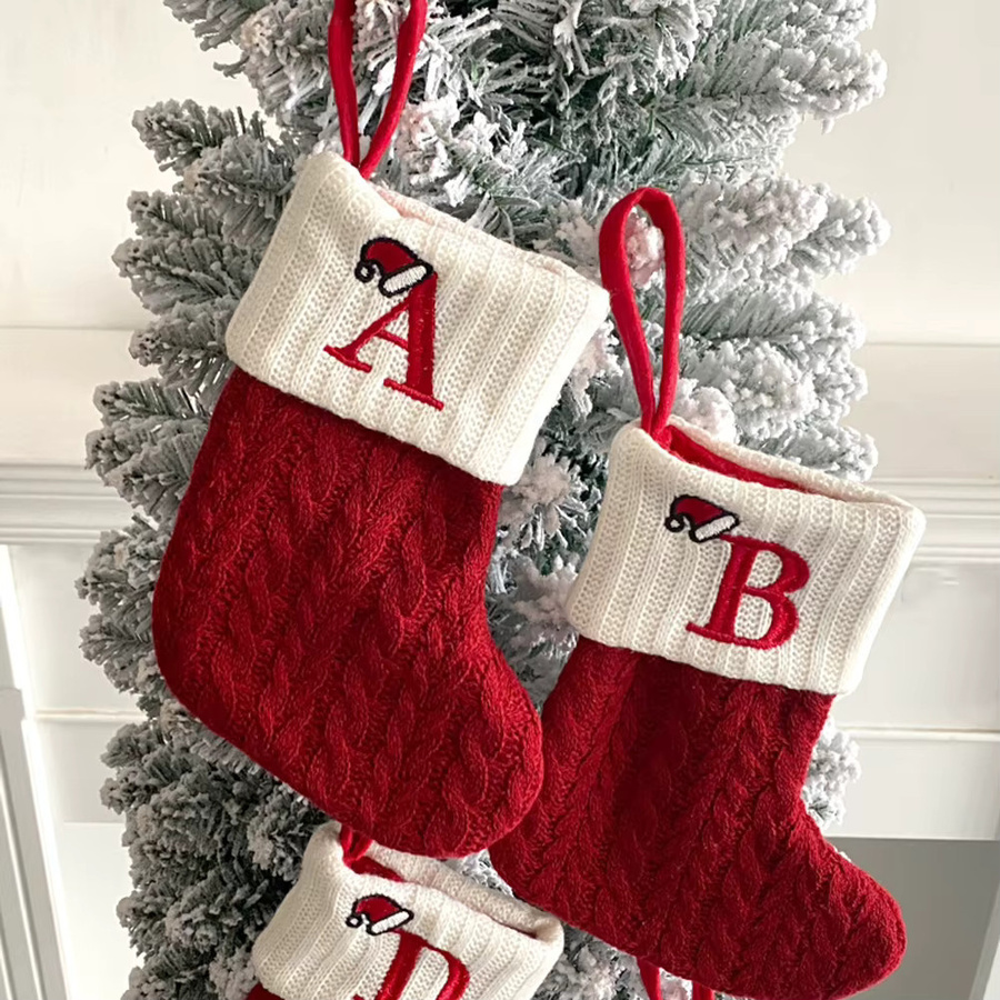 Personalisierter Weihnachtsstrumpf aus Textil in Rot mit individuellen Buchstaben als Kamin-Hängedekoration - Bild 3