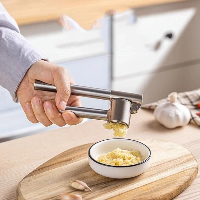 Edelstahl-Knoblauchpresse in Silber mit abnehmbarem Design für deine Küche - Bild 1