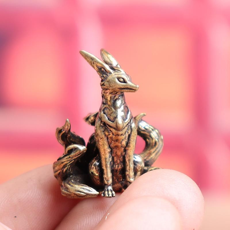 Neunschwänziger Fuchs Miniaturfigur aus Messing und Kupfer in Gold als Schreibtischornament und mythische Tierstatue für dein Heimdekor - Bild 2