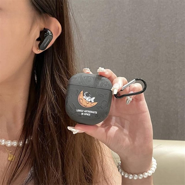 Stoßfeste Schutzhülle für Bose QuietComfort Ultra und Bose QC Earbuds II mit Cartoon-Astronaut und tanzendem Löwen in Grau - Bild 1