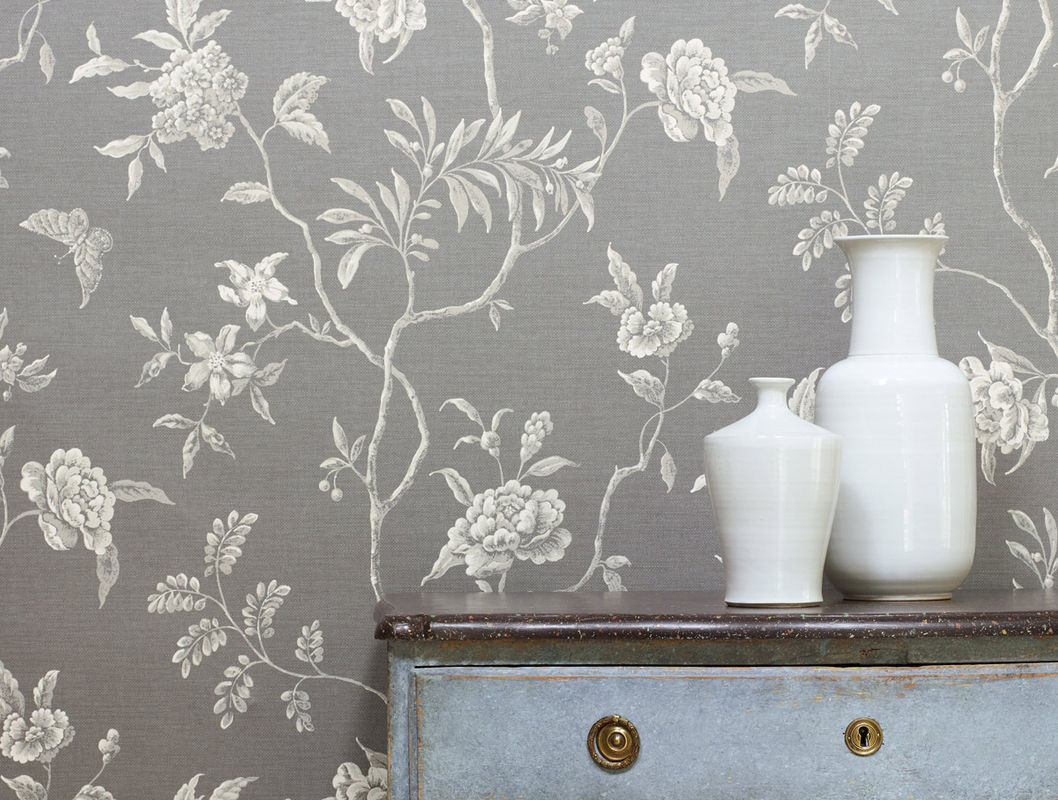 Florale Tapete Swedish Tree von Colefax & Fowler in Anthrazit und Grau - Bild 2