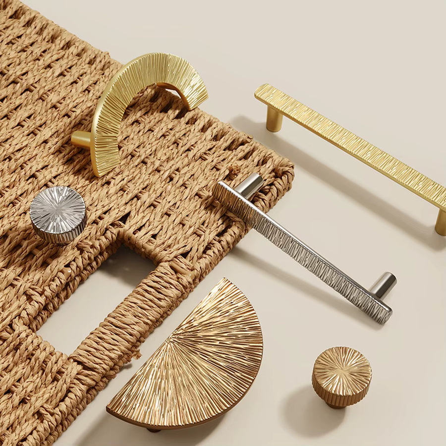 YUTOKO Moderner Schrankknopf in Gold im französischen Stil mit unregelmäßigem Kreisdesign und Halbmondform als handgefertigter Küchengriff - Bild 1