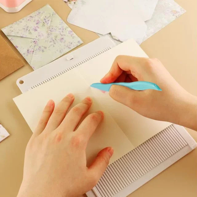 Weiße Mehrzweck-Scoring-Tafel mit Messgitter aus Kunststoff für Scrapbooking und DIY-Bastelbedarf - Bild 1