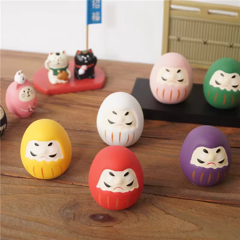 Set mit 8 japanischen Mini-Daruma Glücksbringern aus Keramik in Mehrfarbig, Zen-Ornament und Tischdekoration von Cerakorie - Bild 4