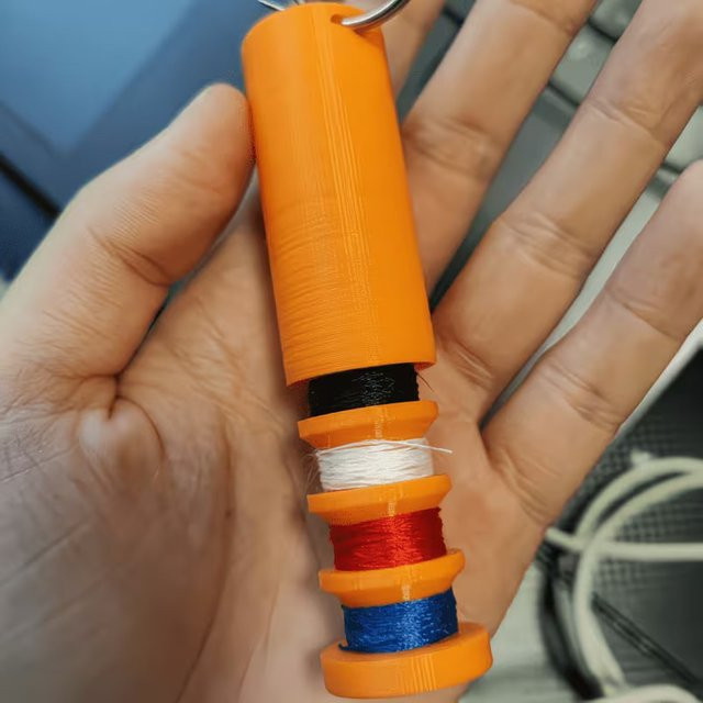 Tragbares Reise-Nähset als Mini-Organizer im Schlüsselanhänger für Knöpfe und Kleidung, Gelb und Orange - Bild 1