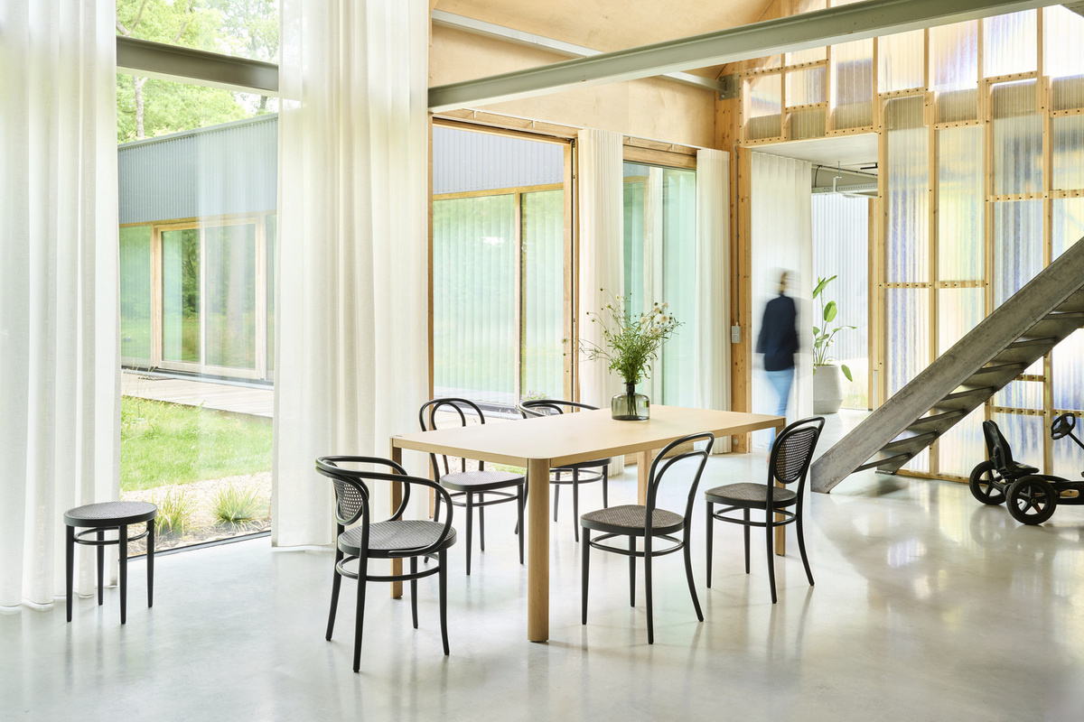 Thonet 210 R Stuhl mit Armlehnen in Schwarz aus Buchenholz und Rohrgeflecht - Bild 3