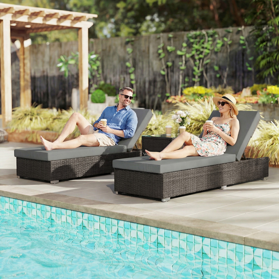 Outsunny 2er-Set Sonnenliegen aus Polyrattan mit Beistelltisch aus Sicherheitsglas und Kissen, Dunkelgrau - Bild 2