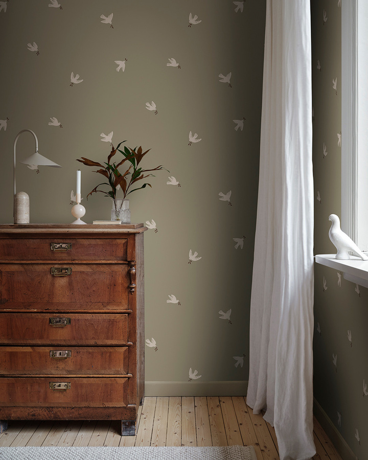 Sandberg Wallpaper Frida Vlies Tapete mit stilisierten Tauben in Olive Green - Bild 2