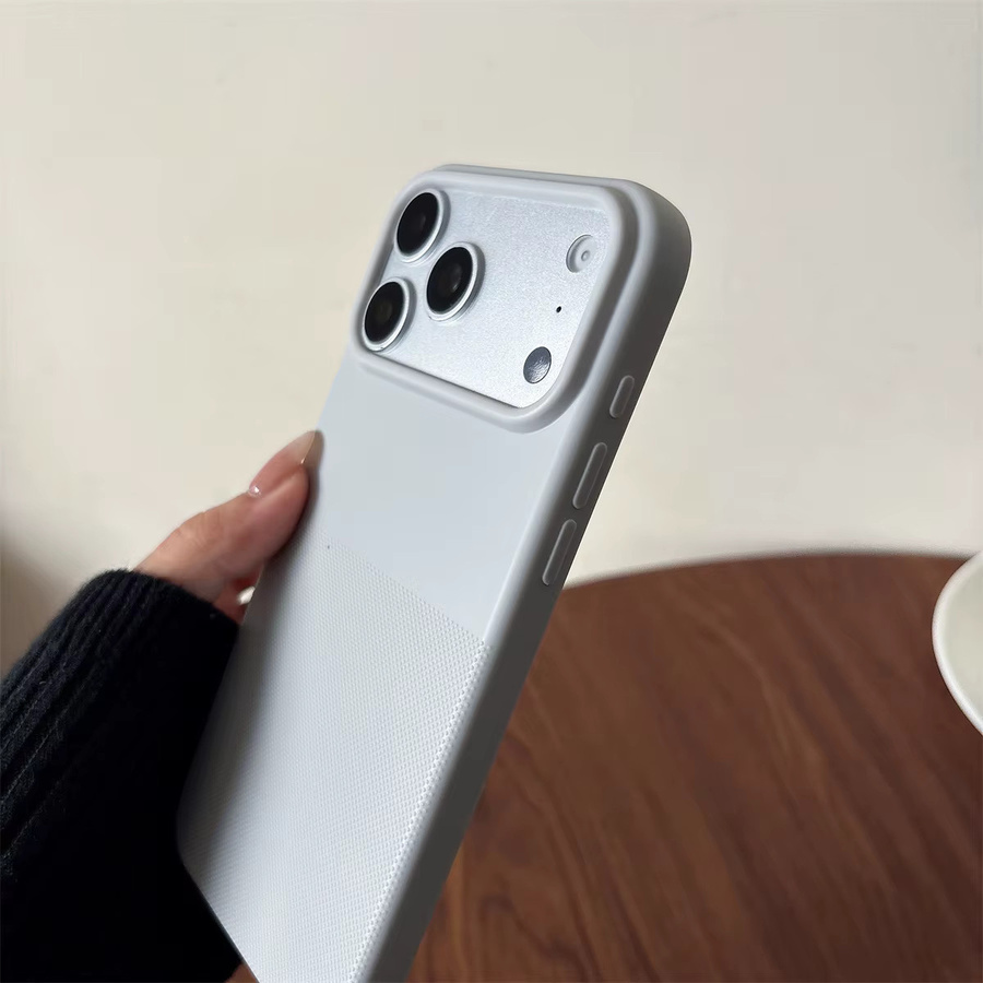 Schutzhülle KELAPA für iPhone in Grau mit matter Stoff-Textur und weichem TPU-Material - Bild 2