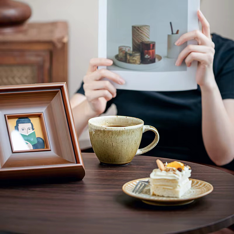 Handgefertigte Keramiktasse in Beige im japanischen Stil mit breiter Öffnung für Kaffee - Bild 4