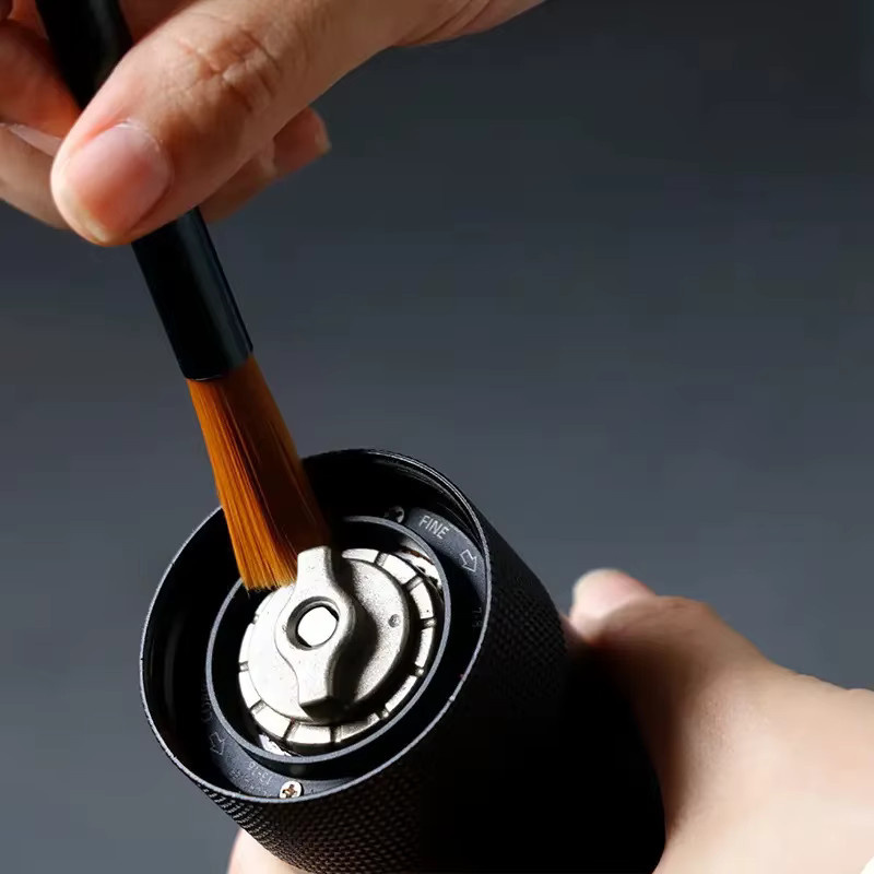 JETTING Reinigungsbürste für Kaffeemühlen und Siebträgermaschinen in Schwarz und Holzoptik - Bild 4
