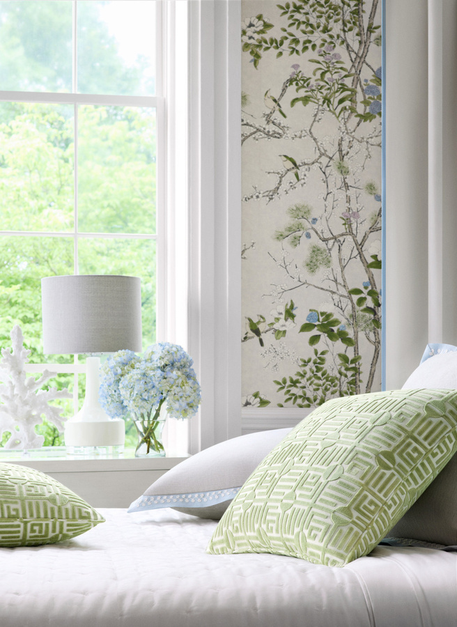 Thibaut Tapete Katsura Vlies mit floralem und botanischem Muster in Creme, Lavendel und Multicolour - Bild 1