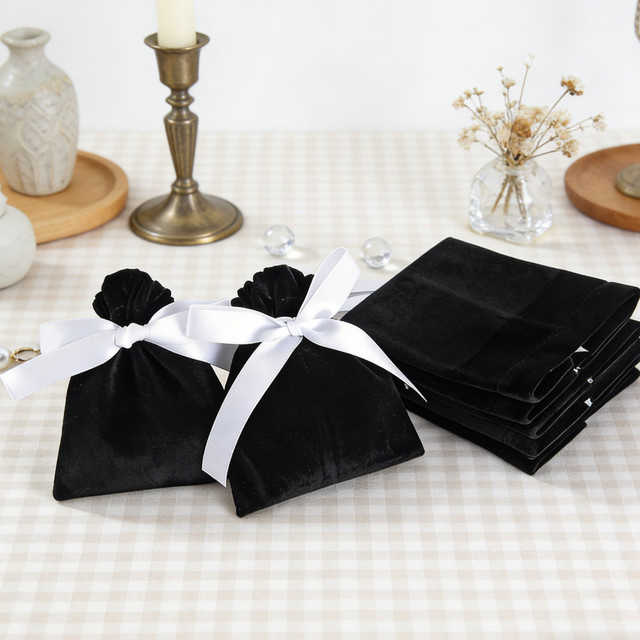 Exquisite Samt-Schmuckbeutel mit Kordelzug in Schwarz, 5 Stück, B: 7 cm, H: 9 cm - Bild 1