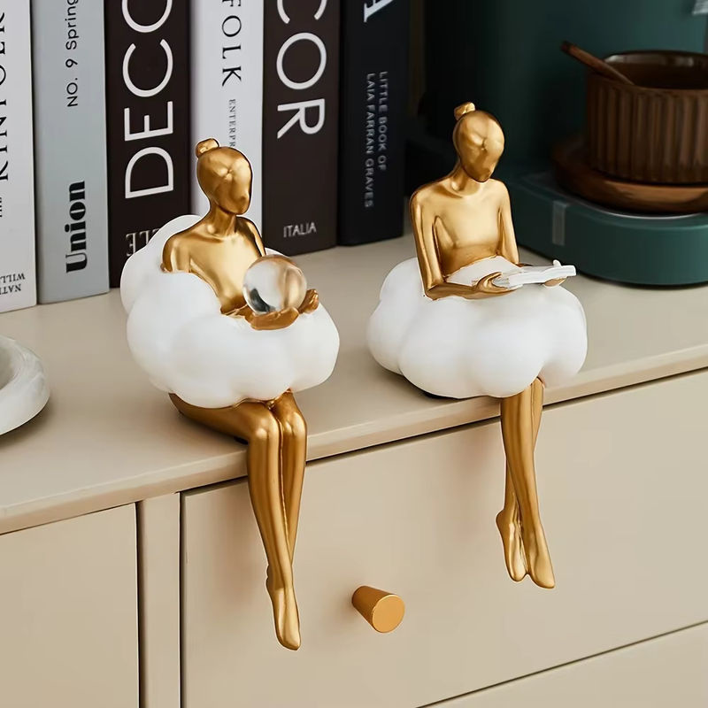 Moderne Wolke Mädchen Skulptur aus Glas und Kunstharz in Gold und Transparent als abstrakte Kunstfigur zur Tischdekoration - Bild 2