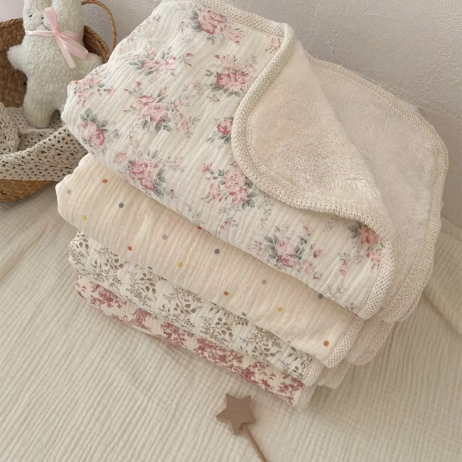 Weiche Baby Fleece Decke mit Floral Print aus Baumwolle in Weiß für Neugeborene, B/B: 130 x 90 cm - Bild 1