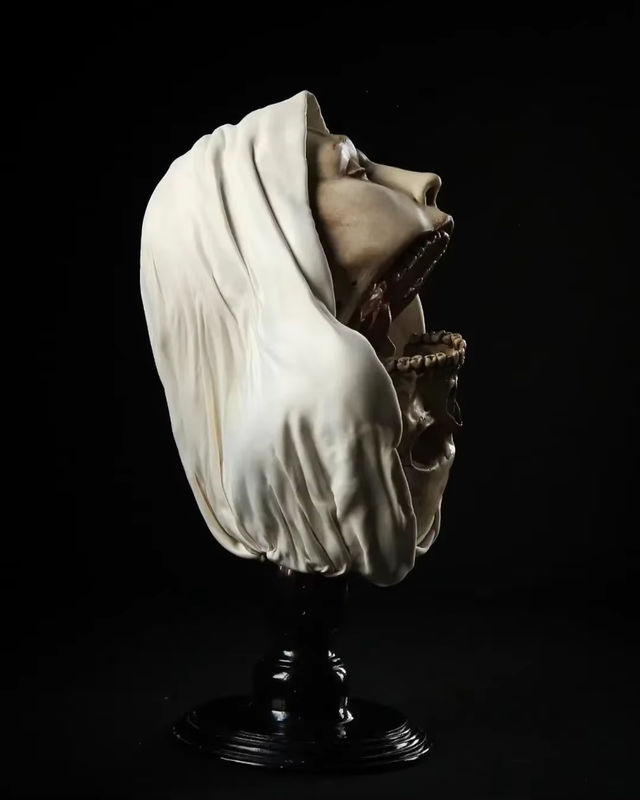 Transfiguratio Mortis Statue aus Kunstharz in Weiß als Halloween Dekoration und Kunstwerk - Bild 4