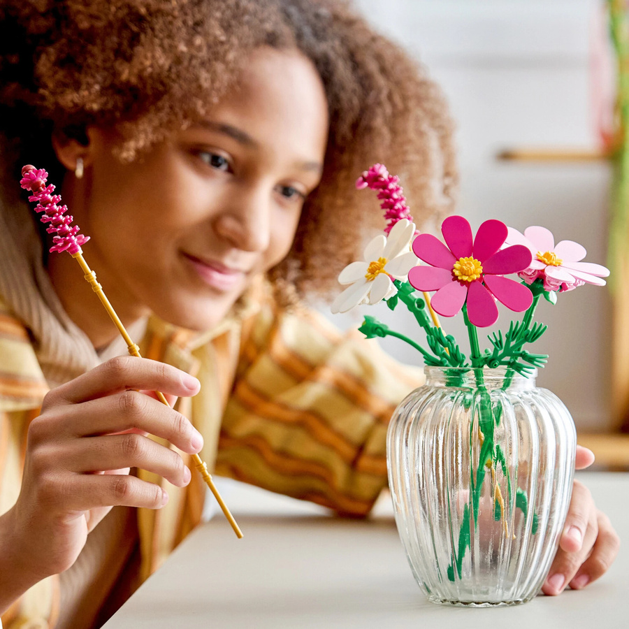 LEGO Botanicals Blumenstrauß aus Kosmeen Konstruktionsspielzeug ab 9 Jahren - Bild 4