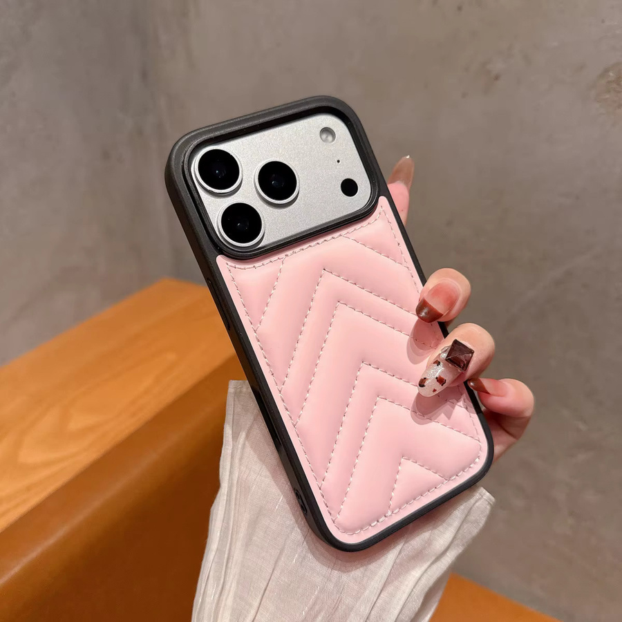 Stoßfeste Handyhülle im Daunenjacke-Design für iPhone 17, 16, 15, 14, 13, 12, 11 Pro Max in Rot oder Pink - Bild 1