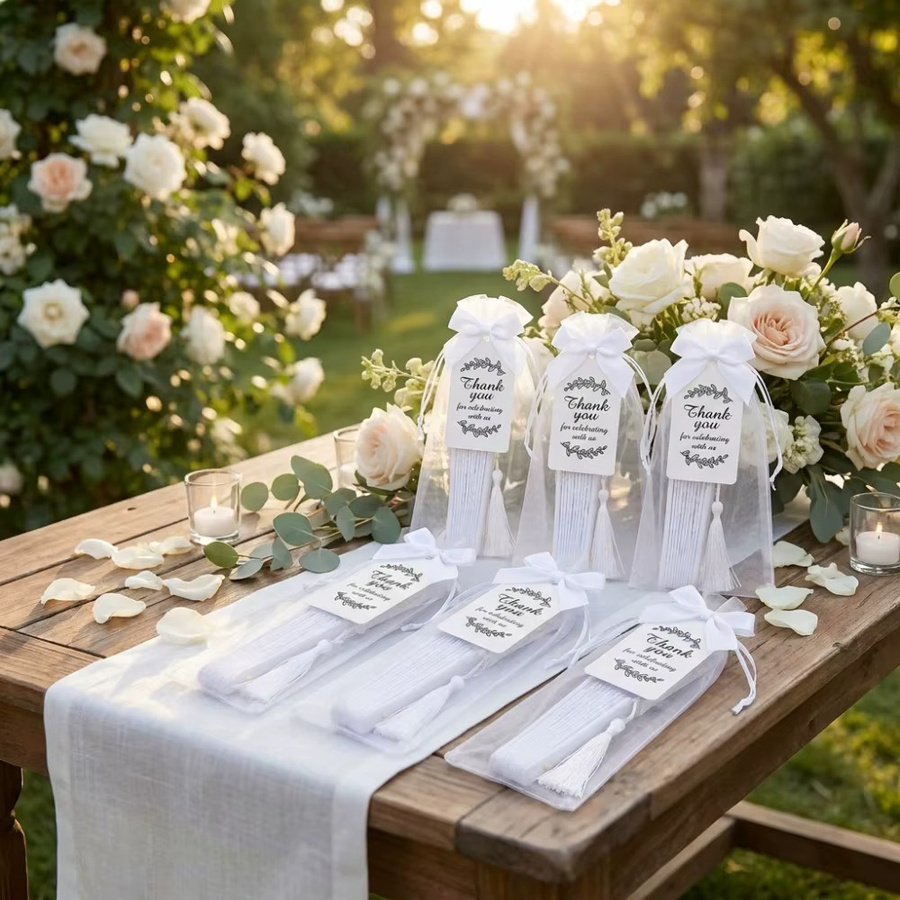Elegante weiße Spitzen-Faltfächer mit Schleifen, Geschenktüte und Karte als Gastgeschenke für Hochzeit und Brautparty - Bild 3