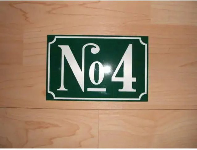 Personalisiertes Adressschild von Hello Young aus Metall in Gelb oder Grün, rechteckiges Aluminiumschild mit individueller Hausnummer für die Wandgestaltung im rustikalen Stil - Bild 1