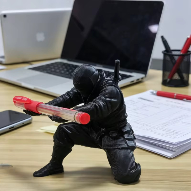 3D Ninja Stifthalter aus Kunststoff in Schwarz als kreative Schreibtischdekoration - Bild 2