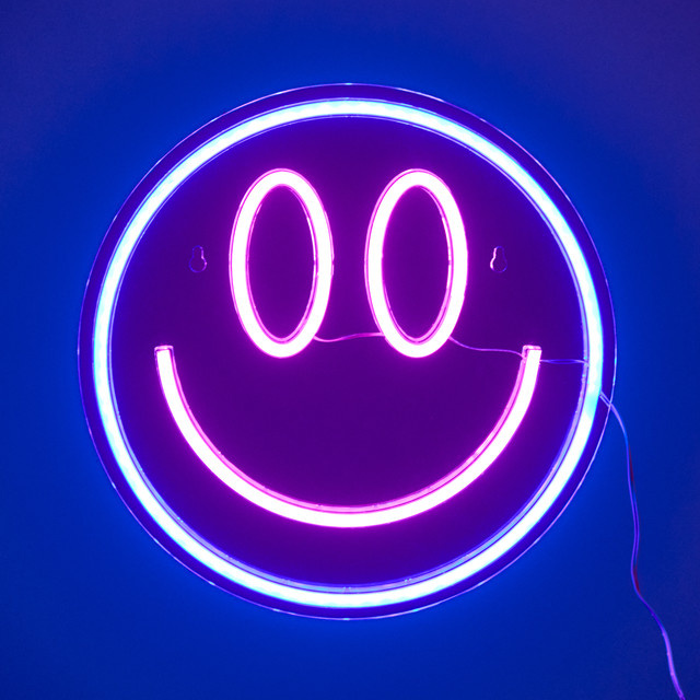 Blume2000 Acryl LED Smiley Licht in Blau und Pink sowie Multicolour - Bild 1