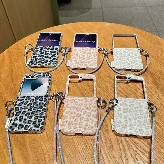 Stoßfeste Samsung Galaxy Z Flip Handyhülle mit Leopardenmuster und Handgelenkschlaufe in Multicolour - Bild 1