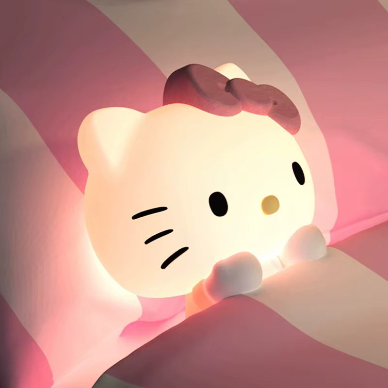 Sanrio Hello Kitty und Kuromi Silikon Nachttischlampe in Weiß als Kawaii Nachtlicht und Schreibtisch-Ornament - Bild 2