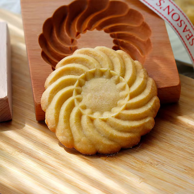 Cippes 3D-Ausstecherformen aus Holz in Braun, runde gravierte Keksformen für Lebkuchen und Fondant - Bild 3