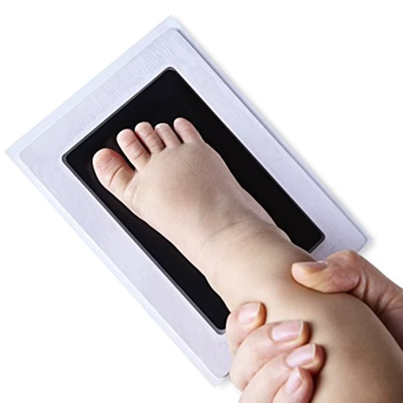 Clean-Touch-Stempelkissen Set für Hand- und Fußabdrücke von Neugeborenen in Weiß mit Fotorahmen und Aufdruckkarten - Bild 2