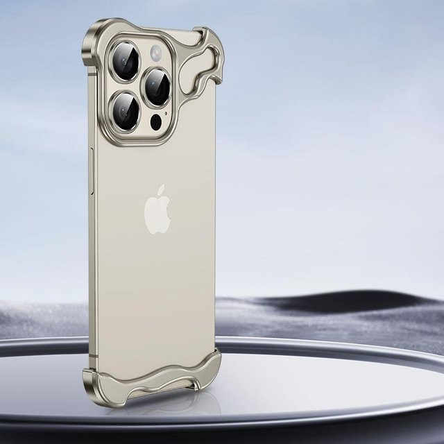 QGeeM Handyhülle aus Titanlegierung mit unregelmäßigem Metall-Design und Linsenschutz für iPhone 12 bis iPhone 17 Pro Max, erhältlich in Schwarz, Silber, Lila, Grau, Blau und Gold - Bild 1